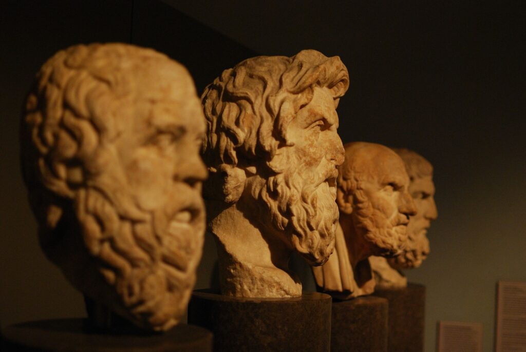 głowy kamienne starożytnych filozofów